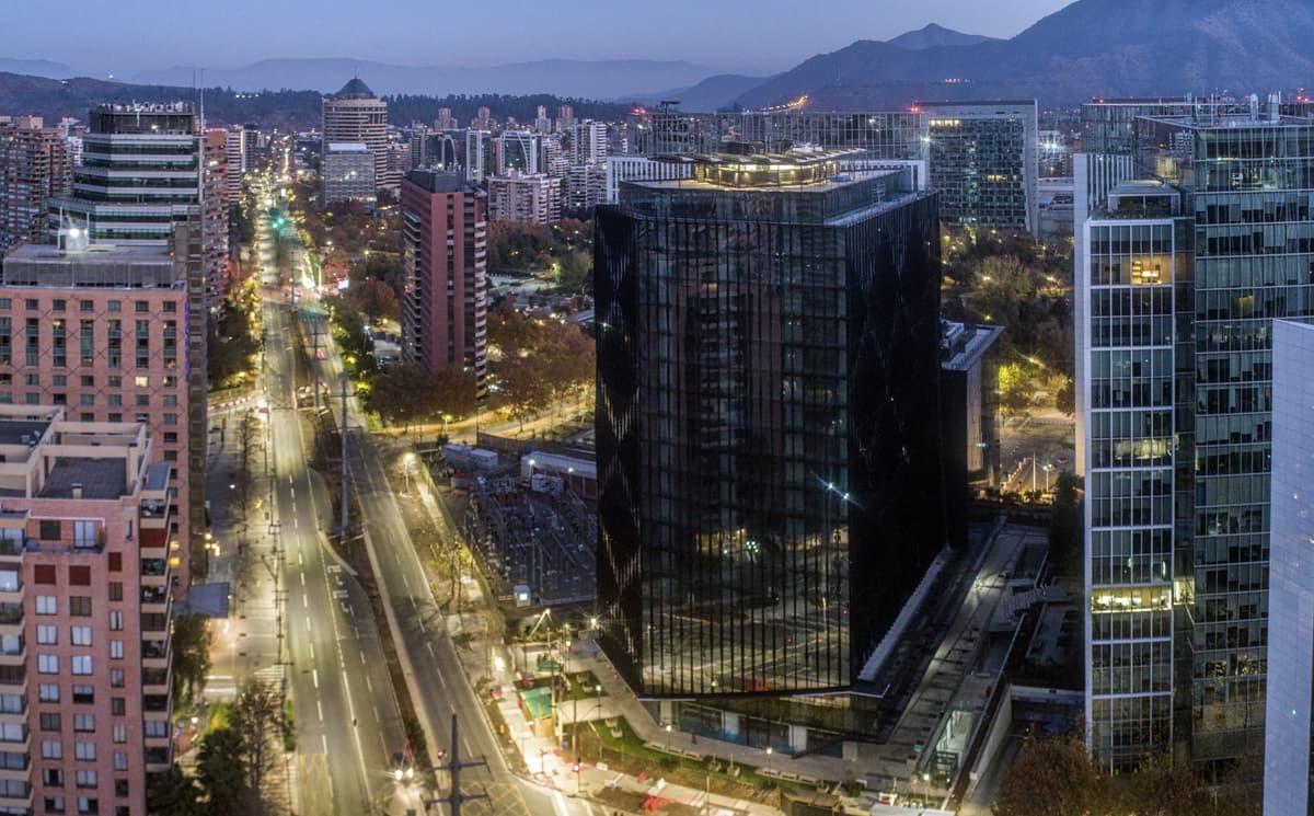 Edificio SURA Santiago - Impermeabilización de subterráneos bajo nivel freático Impermeabilización de cimentaciones y subterráneos en Edificio SURA Santiago con aditivo Penetron Admix